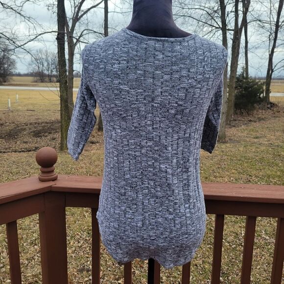 Free Kisses Woman's Gray 3/4 sleeve Pullover Business Casual Vneck Blouse sz S - Picture 4 of 11